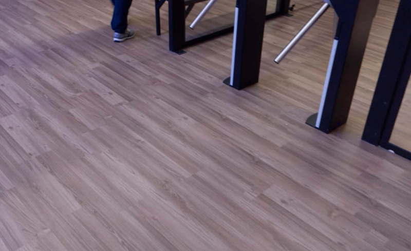 Como Limpar Piso Vinílico Sem Danificar o Material: O Guia Definitivo